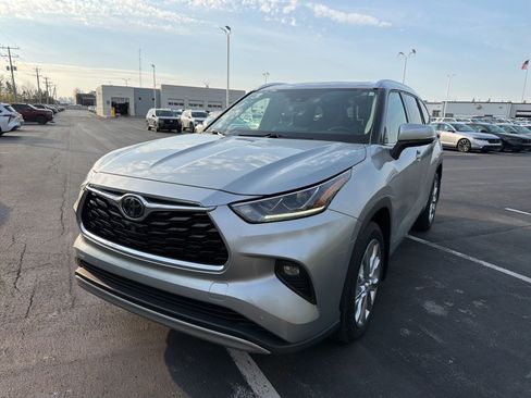 Used 2021 Toyota Highlander Platinum image 2
