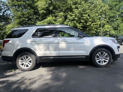 Used 2019 Ford Explorer XLT w/ Equipment Group 202A AWD/4WD image 2