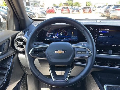 Used 2026 Chevrolet Equinox LT FWD image 8