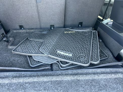 Used 2023 Volkswagen Tiguan SE R-Line image 29