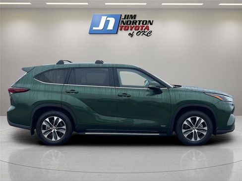 Used 2025 Toyota Highlander XLE image 4