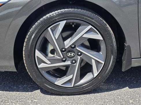 Certified 2025 Hyundai Elantra Limited FWD image 12