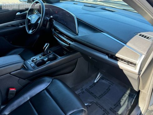 Used 2025 Cadillac XT4 Premium Luxury image 30