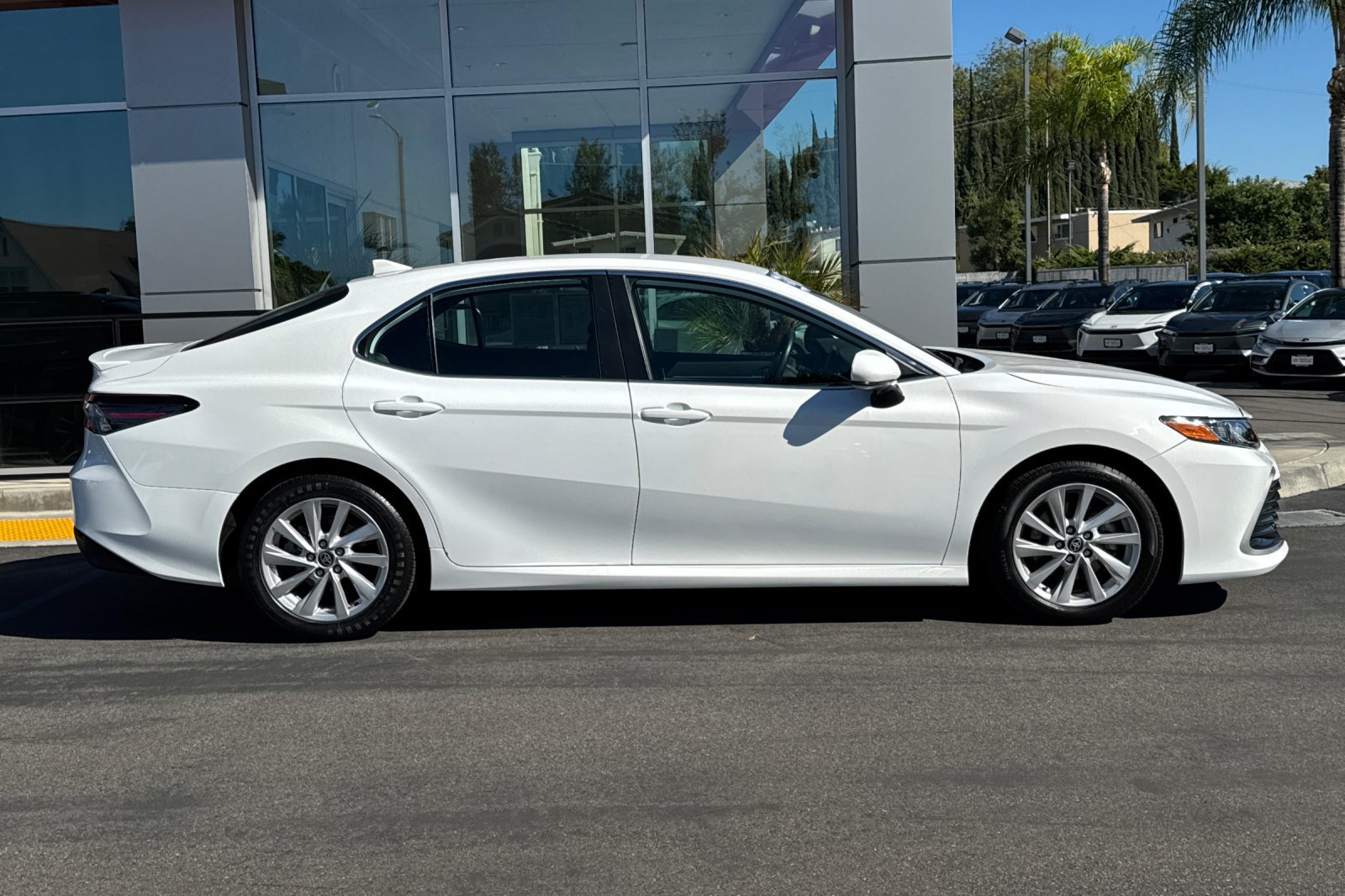 Used 2022 Toyota Camry LE w/ Carpet Mat Package (TMS) FWD image 4