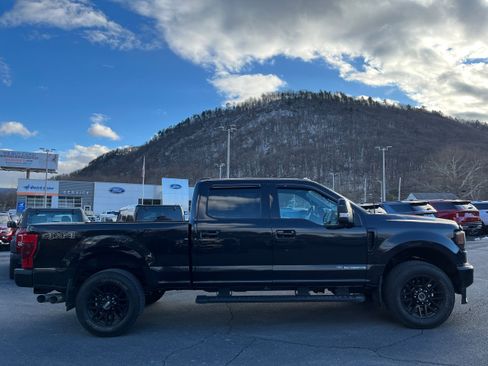 Certified 2022 Ford F250 Lariat w/ Black Appearance Package image 4