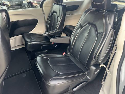 Used 2024 Chrysler Pacifica Touring-L image 15