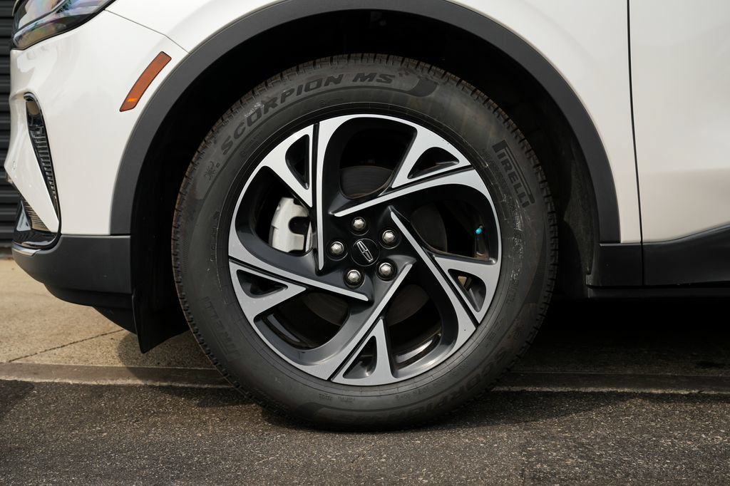 Used 2025 Lincoln Nautilus Premier AWD/4WD image 11