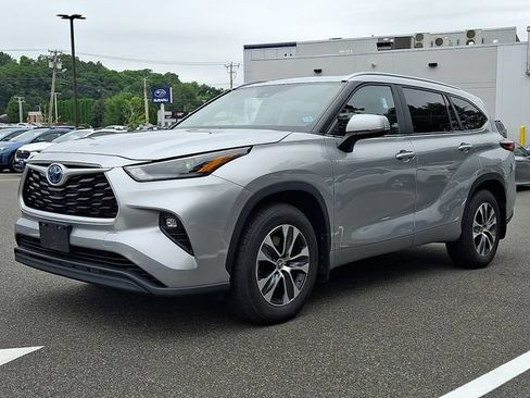 Used 2023 Toyota Highlander XLE AWD/4WD image 3