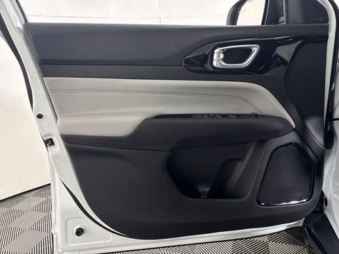 Used 2025 Jeep Compass Limited image 27