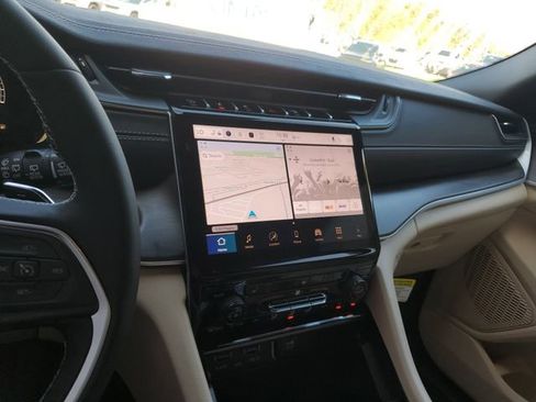 New 2025 Jeep Grand Cherokee Limited image 9