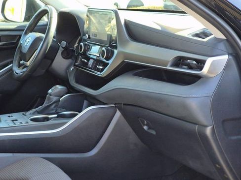 Used 2025 Toyota Highlander LE image 21