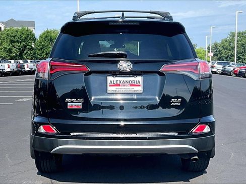 Used 2017 Toyota RAV4 XLE AWD/4WD image 4