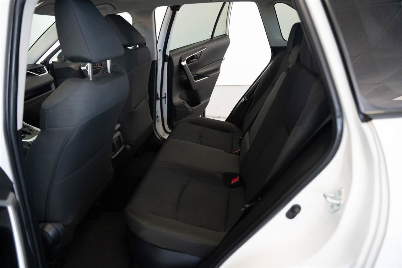 Used 2022 Toyota RAV4 LE AWD/4WD image 11