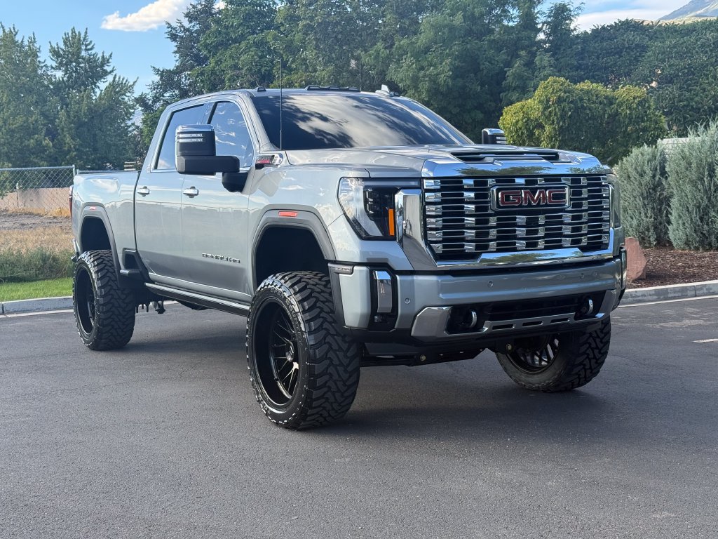 Used 2025 GMC Sierra 3500 Denali w/ Denali Reserve Package AWD/4WD image 1
