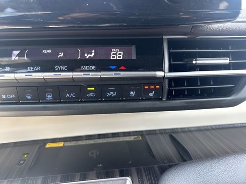 Used 2021 Toyota Sienna Platinum image 23