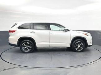 Used 2018 Toyota Highlander LE FWD video 3