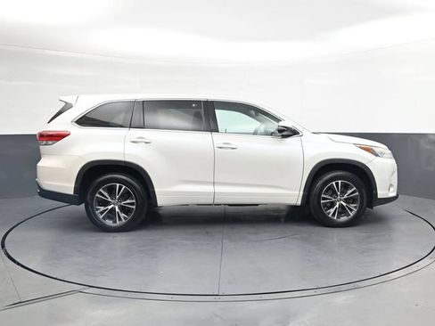 Used 2018 Toyota Highlander LE FWD image 3