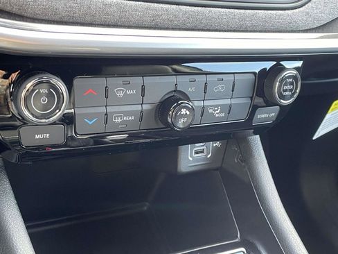 New 2026 Jeep Compass Latitude image 4