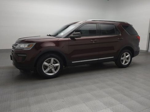 Used 2018 Ford Explorer XLT image 2