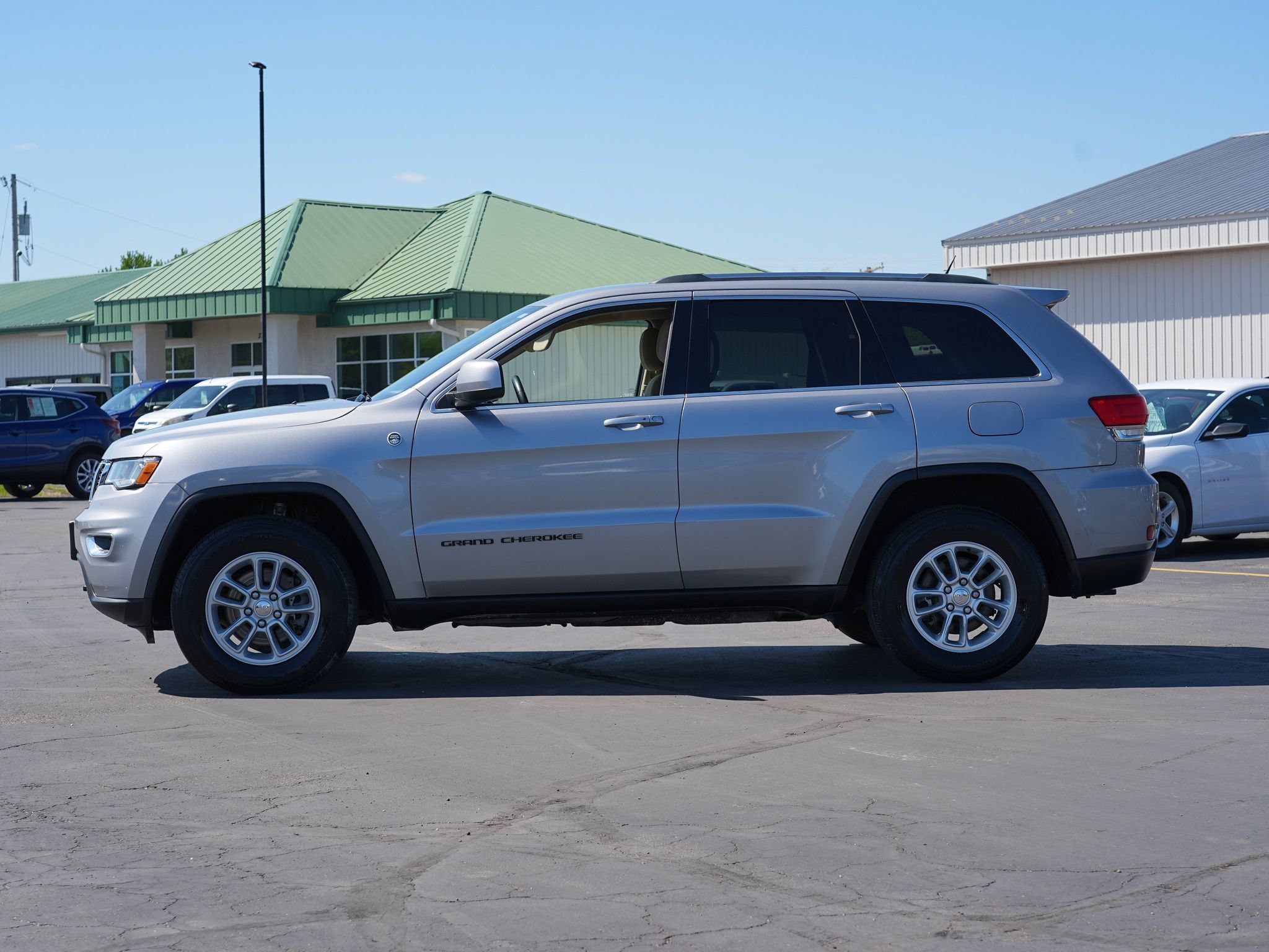 Used 2019 Jeep Grand Cherokee Laredo AWD/4WD image 7