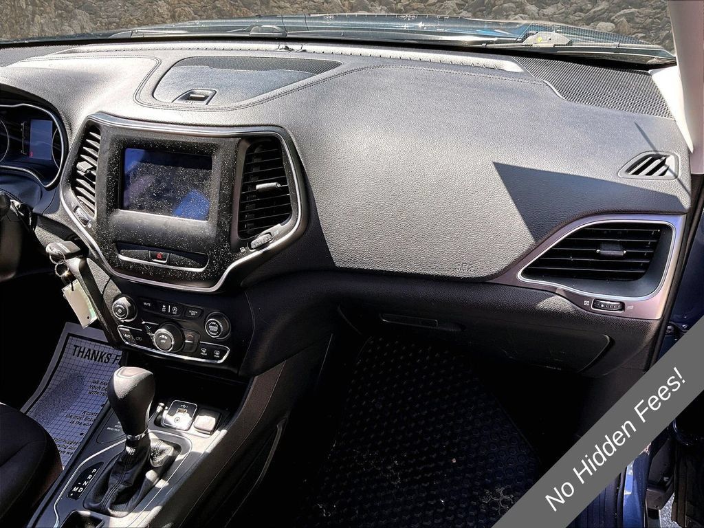 Used 2019 Jeep Cherokee Latitude w/ Cold Weather Group AWD/4WD image 15