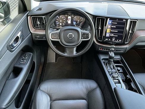 Certified 2021 Volvo XC60 T6 Momentum image 5