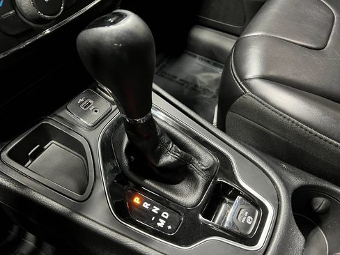 Used 2019 Jeep Cherokee Latitude Plus FWD image 30