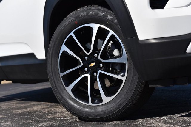 Used 2025 Chevrolet TrailBlazer LT AWD/4WD image 3
