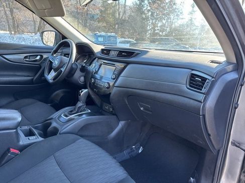 Used 2020 Nissan Rogue SV image 25