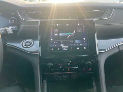 Used 2023 Jeep Grand Cherokee Altitude image 8