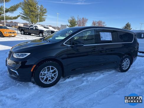 Used 2025 Chrysler Pacifica Select image 15