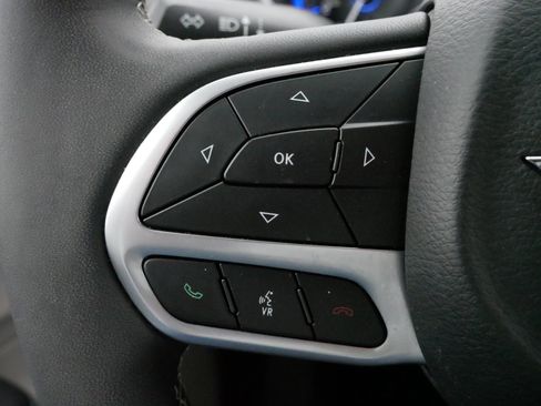 Used 2024 Chrysler Pacifica Touring-L image 26