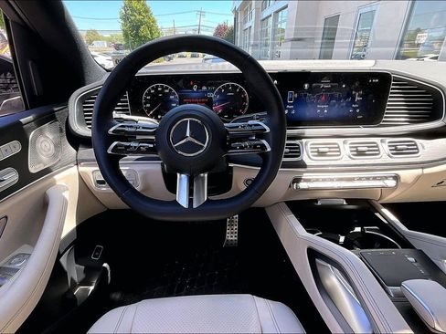 Used 2025 Mercedes-Benz GLS 450 4MATIC image 5