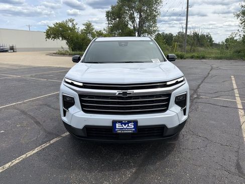 New 2026 Chevrolet Traverse LT w/ Sun and Wheel Package AWD/4WD image 2