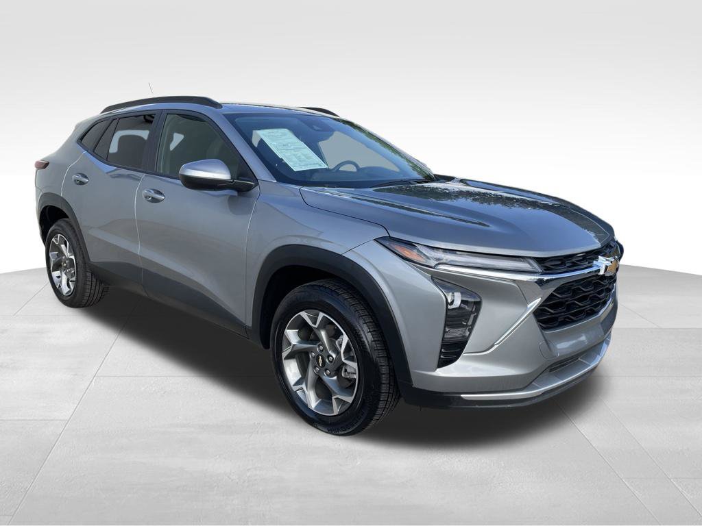 Used 2025 Chevrolet Trax LT FWD image 3
