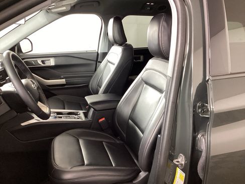 Used 2023 Ford Explorer XLT w/ Equipment Group 202A AWD/4WD image 17