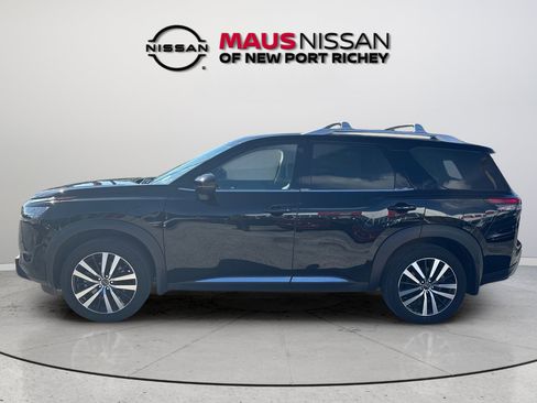 Certified 2025 Nissan Pathfinder Platinum w/ Cargo Package FWD image 7