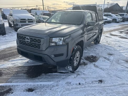 Used 2024 Nissan Frontier SV image 2