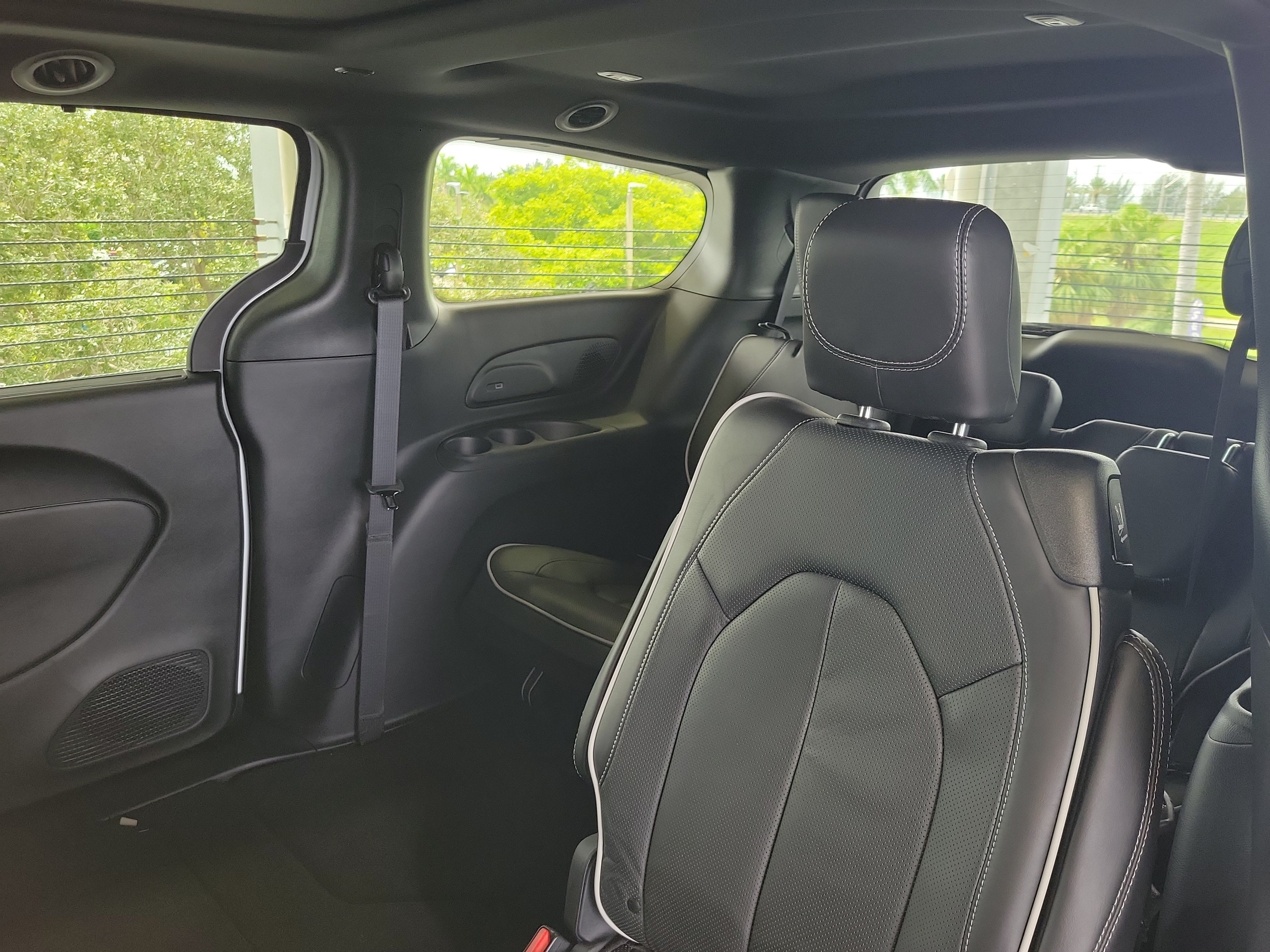 New 2026 Chrysler Pacifica Limited w/ S Appearance Package FWD image 8