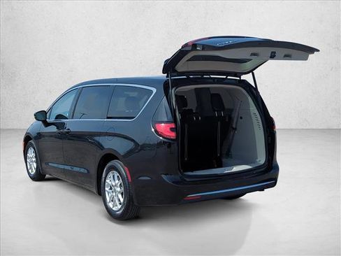 Used 2023 Chrysler Pacifica Touring-L FWD image 8