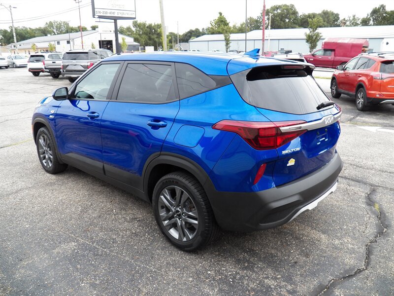 Used 2023 Kia Seltos LX AWD/4WD image 3
