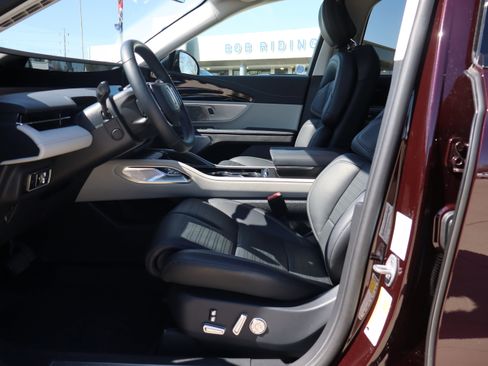 Used 2025 Lincoln Nautilus Reserve AWD/4WD image 10