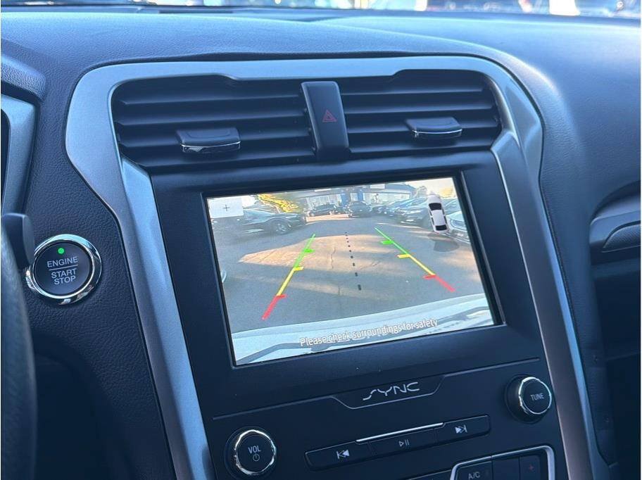 Used 2020 Ford Fusion SE FWD image 11