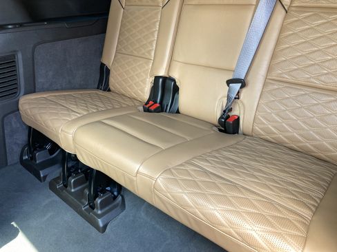 Certified 2021 Cadillac Escalade ESV Premium Luxury AWD/4WD image 16