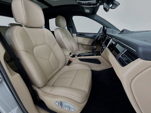 Certified 2025 Porsche Macan AWD/4WD image 30