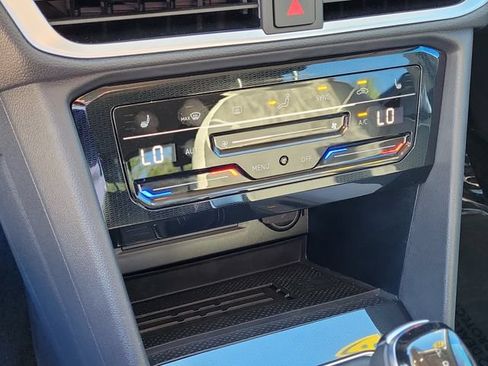 Certified 2025 Volkswagen Taos SE FWD image 24