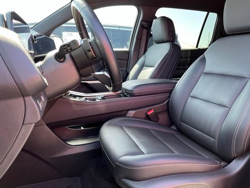 Used 2025 Chevrolet Traverse LT FWD image 8