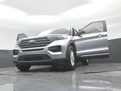 Used 2020 Ford Explorer XLT w/ Cold Weather Package AWD/4WD image 32