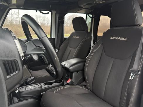 Used 2016 Jeep Wrangler Unlimited Sahara w/ Connectivity Group AWD/4WD image 12