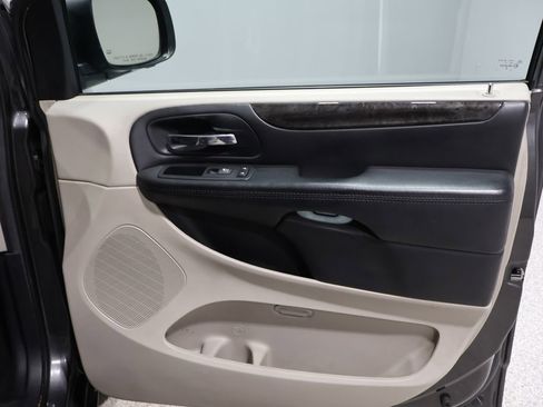 Used 2016 Dodge Grand Caravan SXT image 22